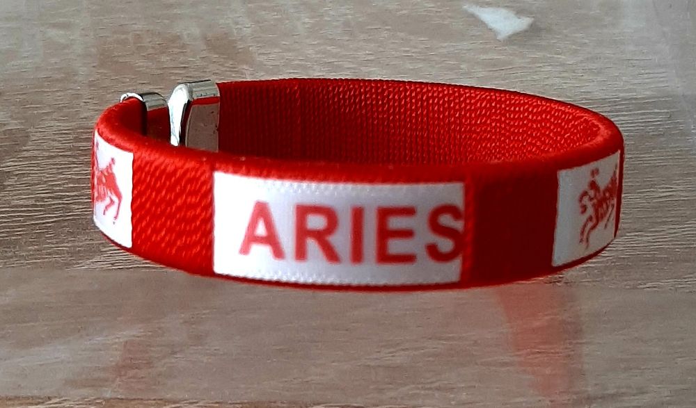 Мек пуловер и нова плътна тениска с якичка  и две гривни  със зодия и