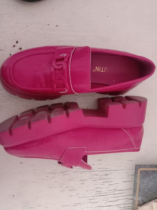 Qora katta mushuk becerdin oladi