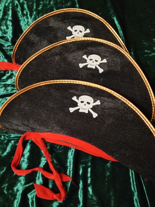 Шляпа пирата, жилет, повязка на глаз и пояс плюс бандана