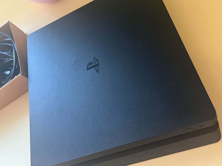 Playstation 4 + 3 игри