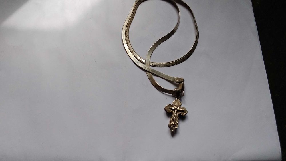 Сребърени кръст и елегантен сплескана плетка синджир с маркировки