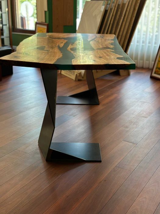 Трапезна маса от Маслина и Епоксидна смола зелена във футуристична форма на плот и основа