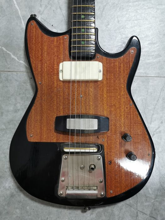 Продам электро гитару