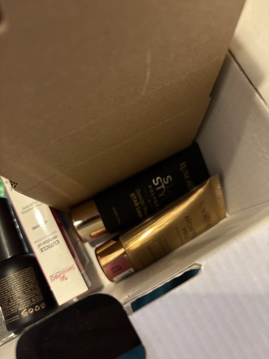 Vand produse de unghii