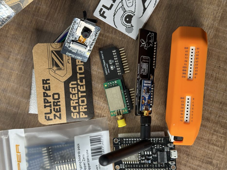 Flipper Zero cu toate Accesoriile
