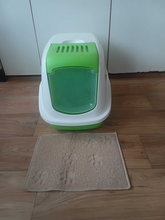 Котешка тоалетна с килимче пред нея