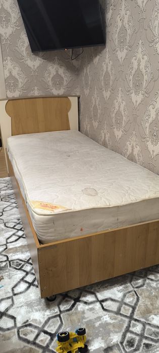 Кровать 90*190 все целое. Без матраса