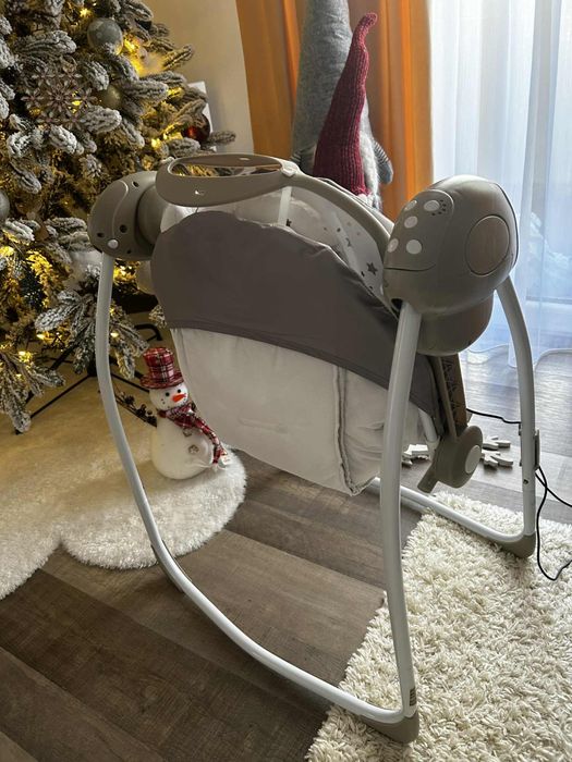 Leagan bebelusi  cu telecomanda pentru comenzi.