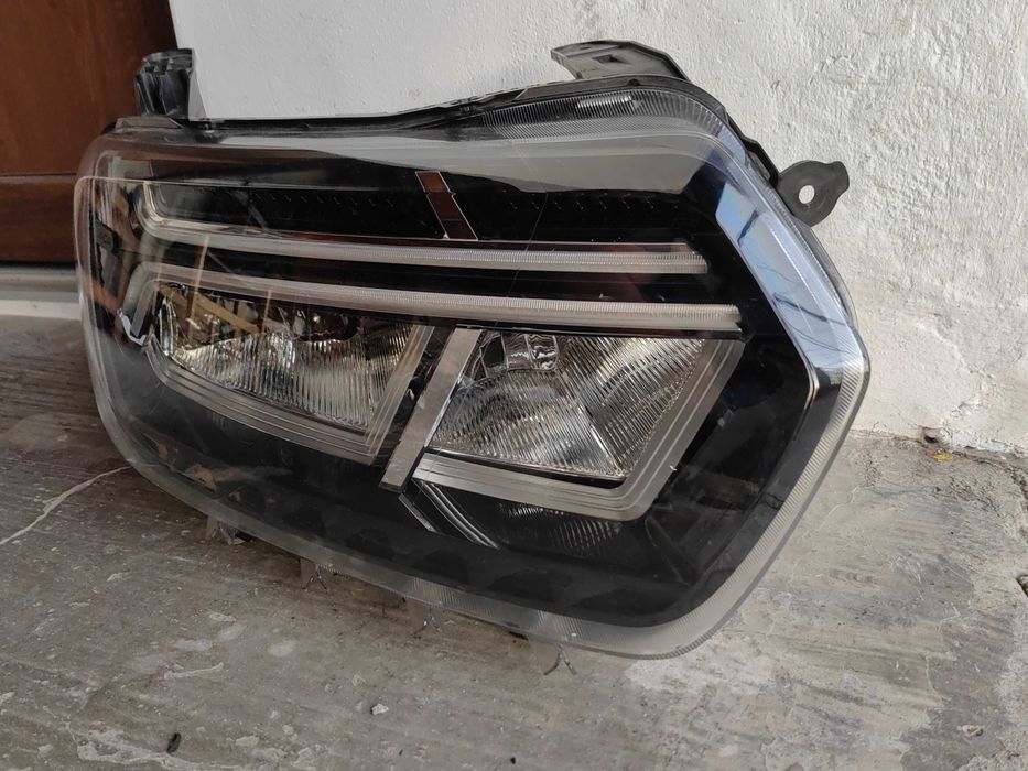 Фар Dacia Duster LED десен / Фар Дачиа Дъстър Оригиналнен