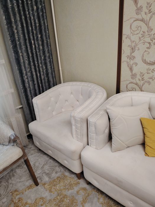 Срочно продаю диван, 2 кресла, 4 подушечки