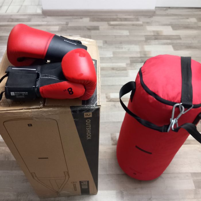 Vând sac de box 14 kg si manusi marimea 8