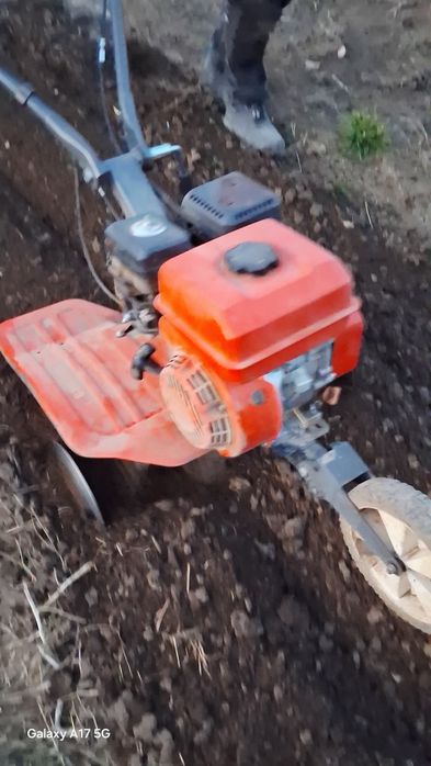 Lucrări cu motosapa