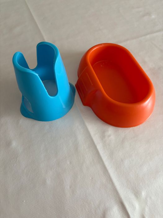 Vând cușcă pentru hamster+recipiente pentru mâncare.