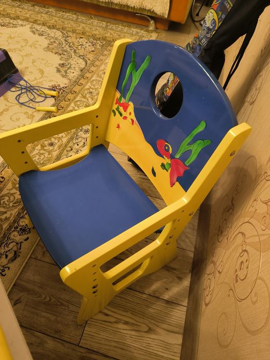 Детский столик со стульчиком.