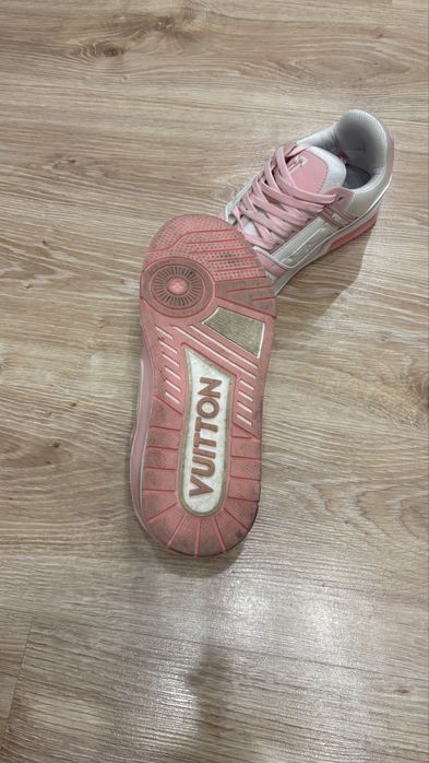 Lv trainers.