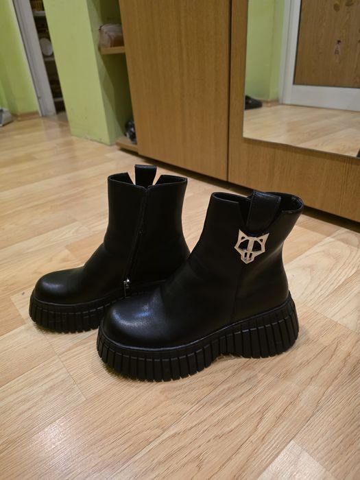 Черни боти със леко висока подметка