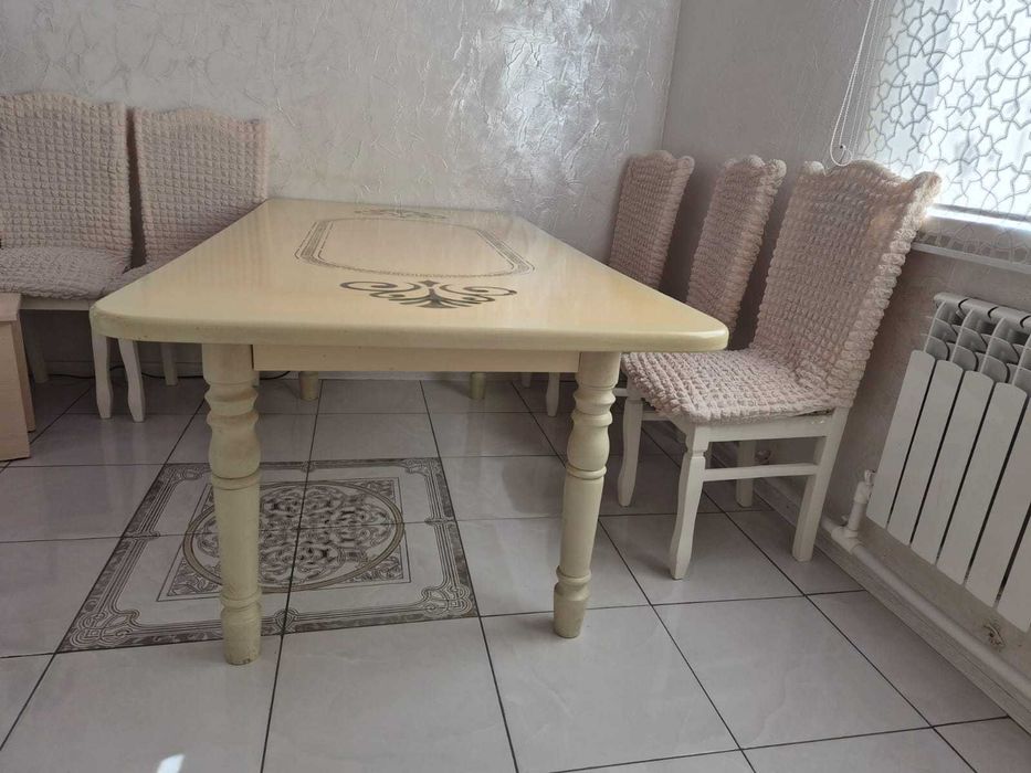 кухонный стол в хорошем состояний