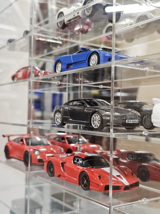 Витрина за 24 колички 1:43 Hot Wheels, Matchbox и др.