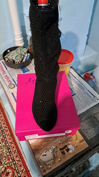 Продаю шлепанцы и летние сапоги