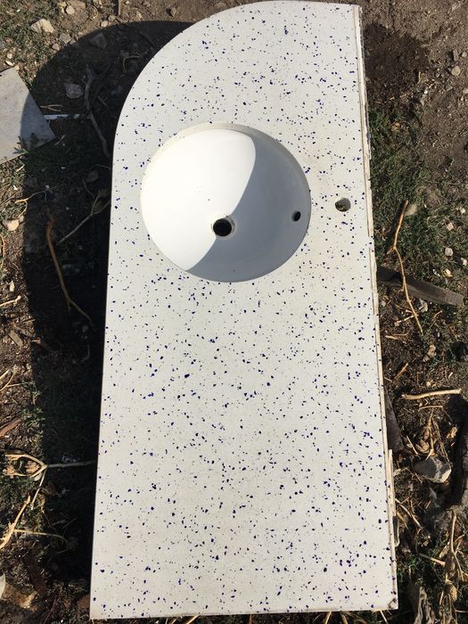 Мивка със плот от технически камък