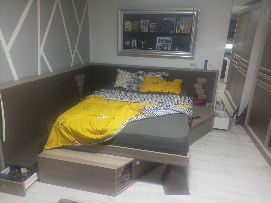 Pat de vânzare aproape nou cu saltea.