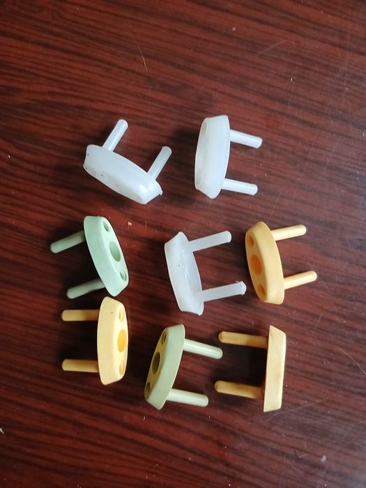 Безопасность жизни ребенка заглушки электрические.