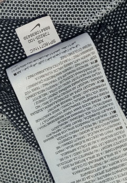 Tricou Nike gri.