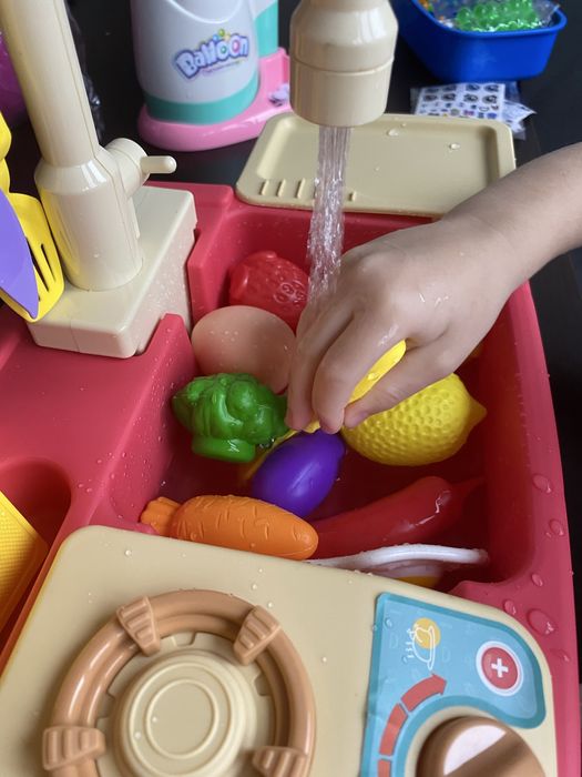 Детска мивка с течаща вода с малка кухня