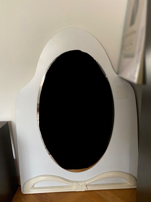 Oglinda alba cu model