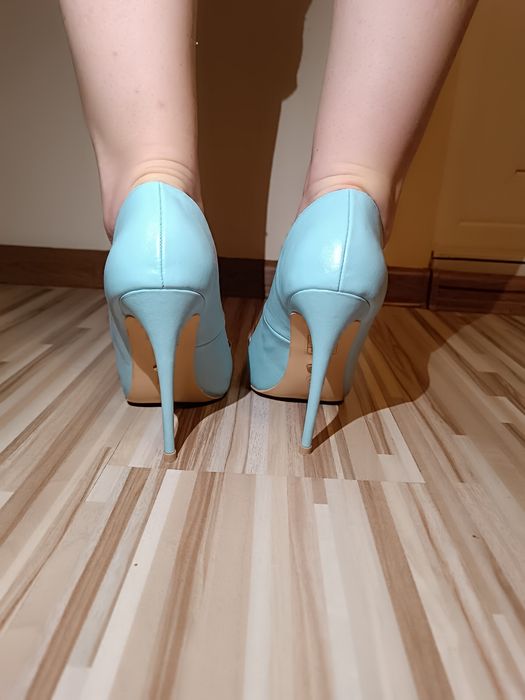 Pantofi stiletto cu detaliu auriu