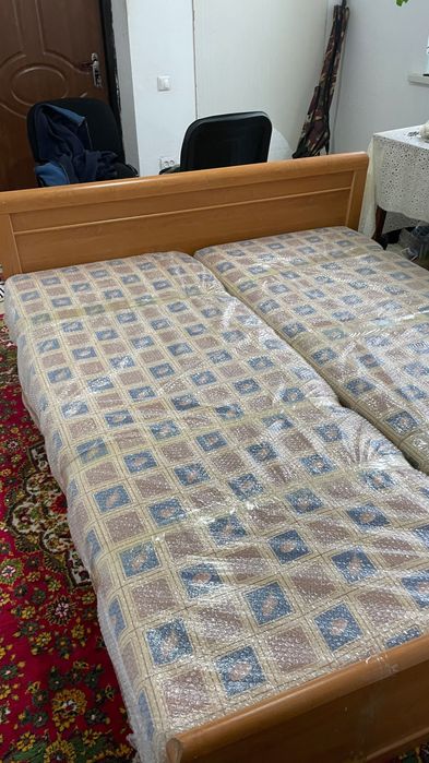 Продам двуспальную  кровать с матрасами