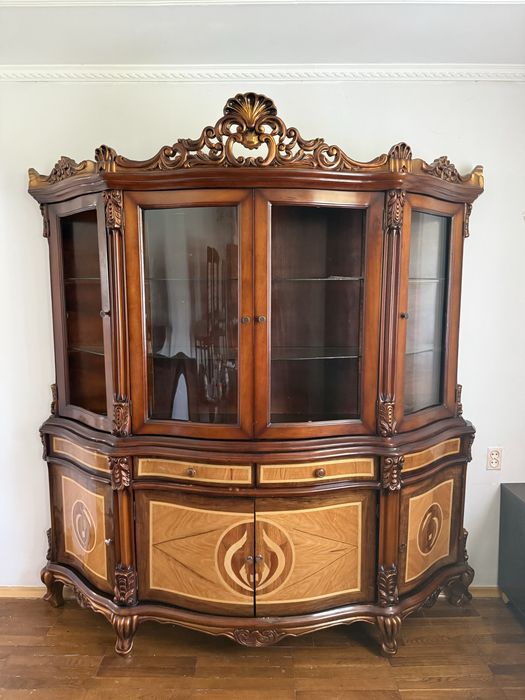 Элегантная витрина (сервант)