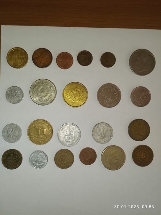 Продавам малък сет български и чужди монети и значки