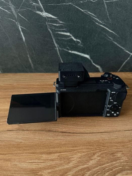 Camera Sony ZV-E10 II, plus obiectiv 11mm f1.8, card 128gb si flash extern