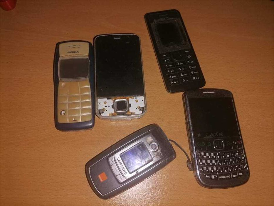 Телефони за части