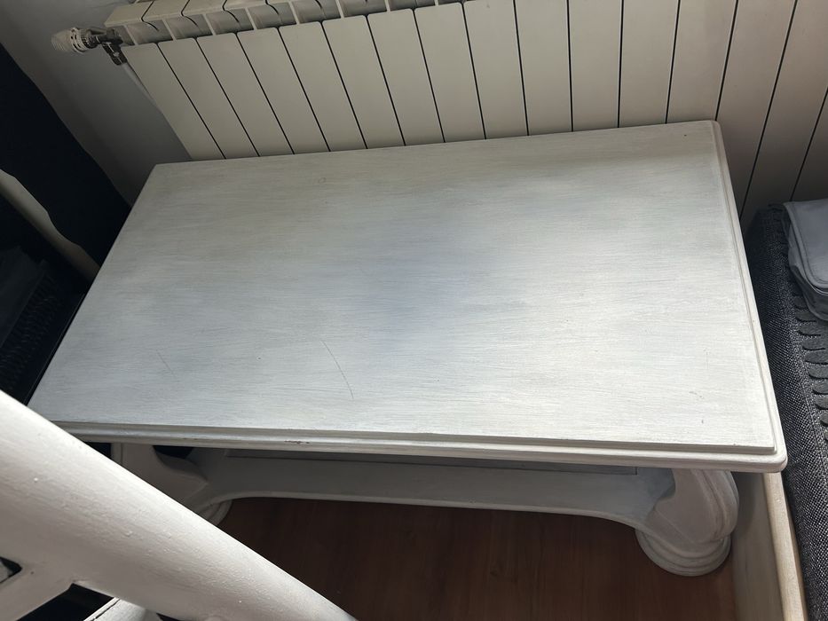 Бяла дървена маса