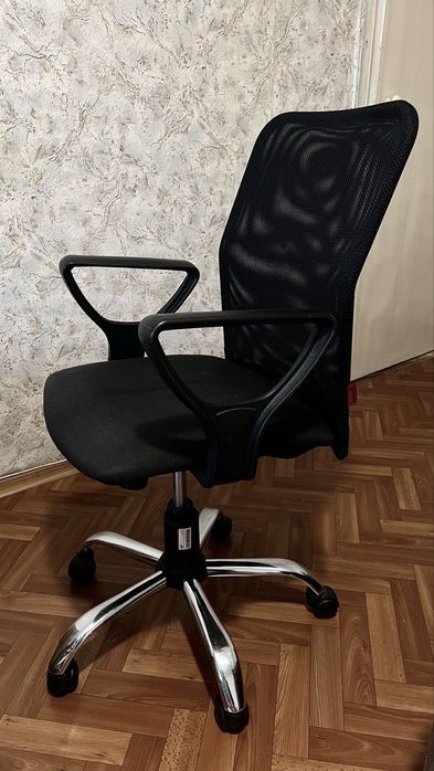 Рабочее кресло с сетчатой спинкой