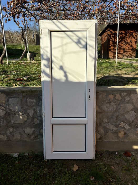 Vând geam termopan pe culoare nucului și pe alb