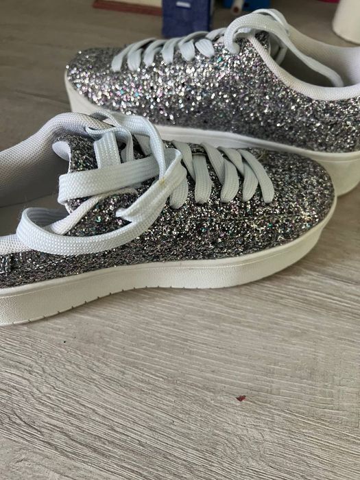 Продается новые постельное белье в комплекте.