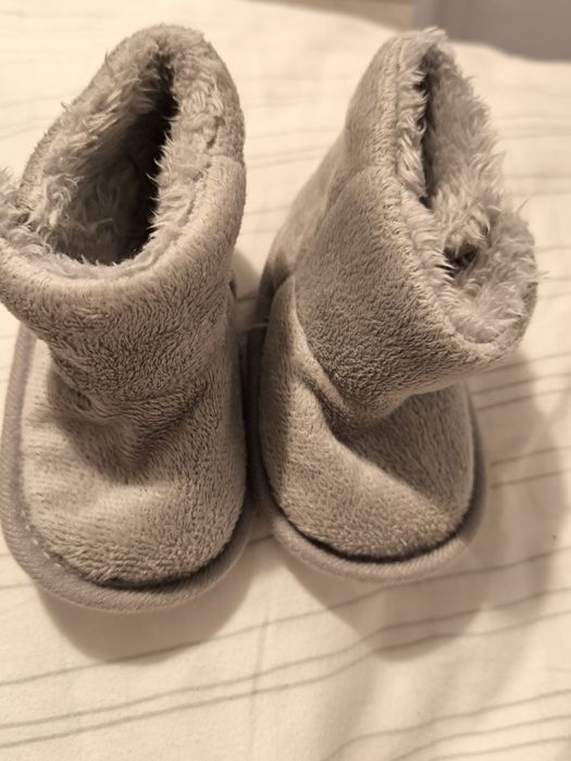 Cizmulițe îmblănite + mănuși călduroase (6-12 luni)