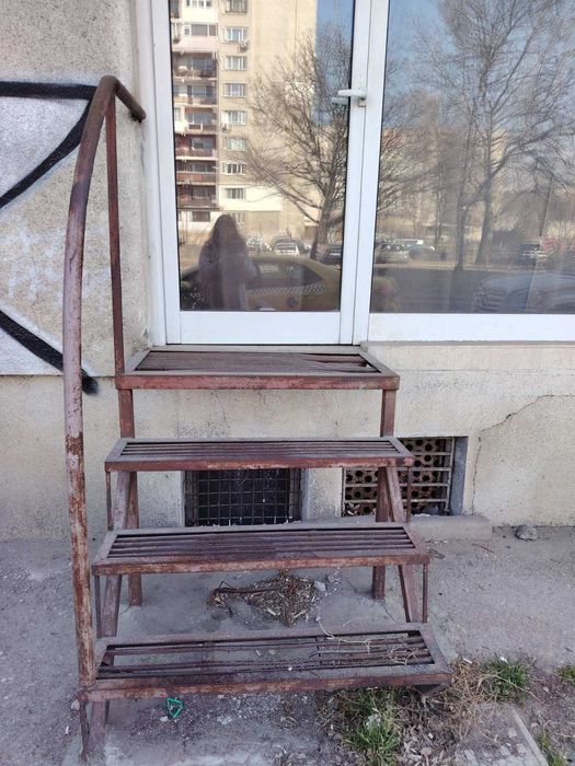 Продавам Витрина за магазин , заедно с метална стълбичка.