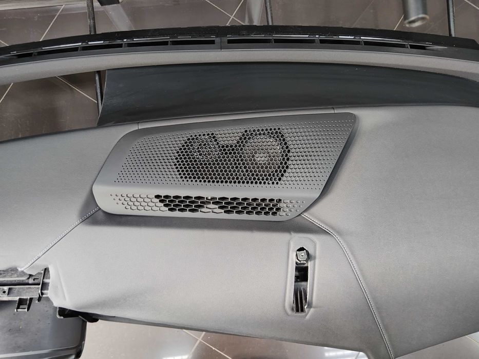 Черно Кожено Арматурно Табло BMW IX I20 Head Up