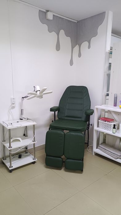 Сдаю маникюрный столик