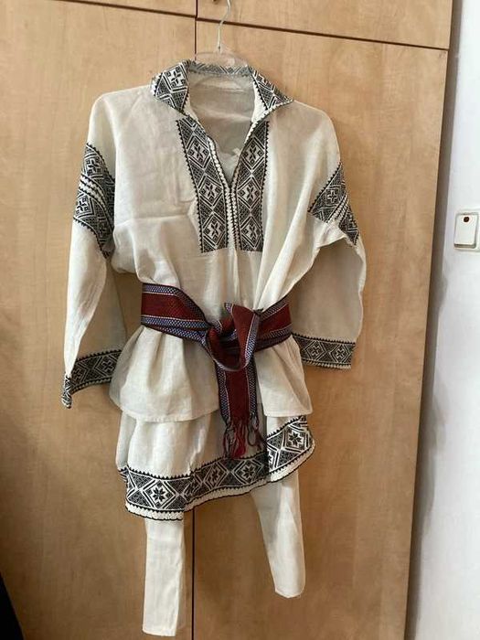 Costum național băieți, bluză 55x57, fustița 80x30, bata 180x7, pantalon 80x90, vechime peste 50 de ani