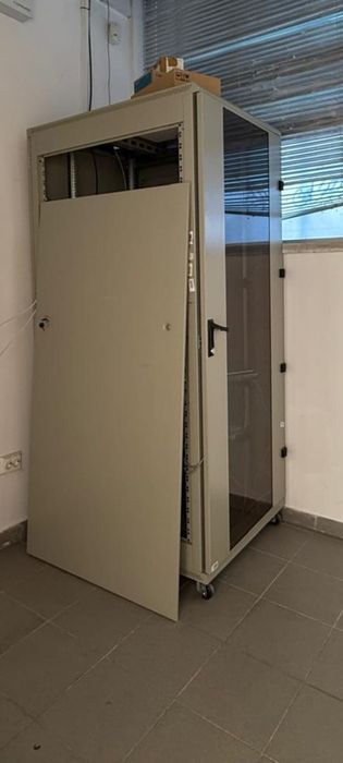 Rack metalic gri pentru unități