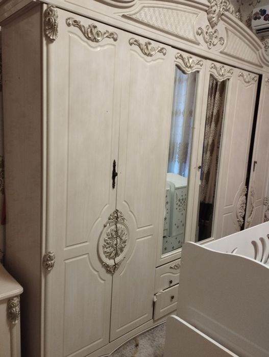 Спальни гарнитур сотилади