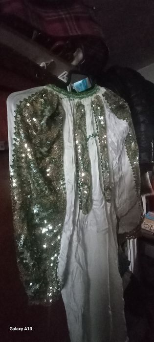 Costum national din paiete și mărgele