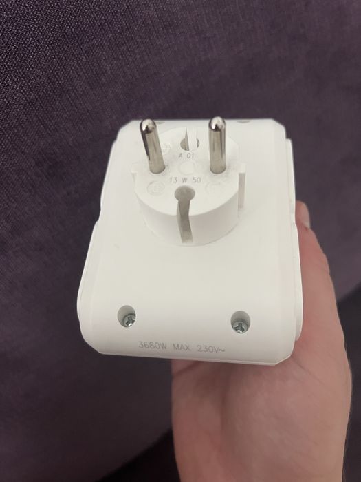 Adaptor 4 prize Legrand 049400, 6 A, alb, contact de protectie, protectie copii, iesiri laterale