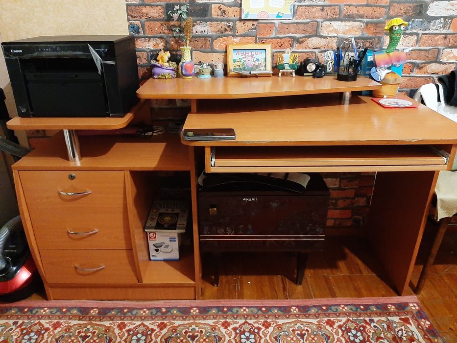 Компьютерный и письменный стол