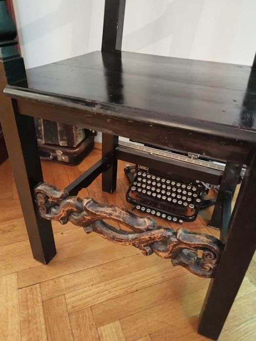 Jilț, tron, scaun de lemn, masiv si elegant